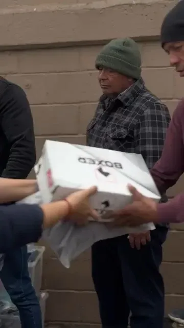 Video de la entrega de El Zapatón en la Casa del Migrante