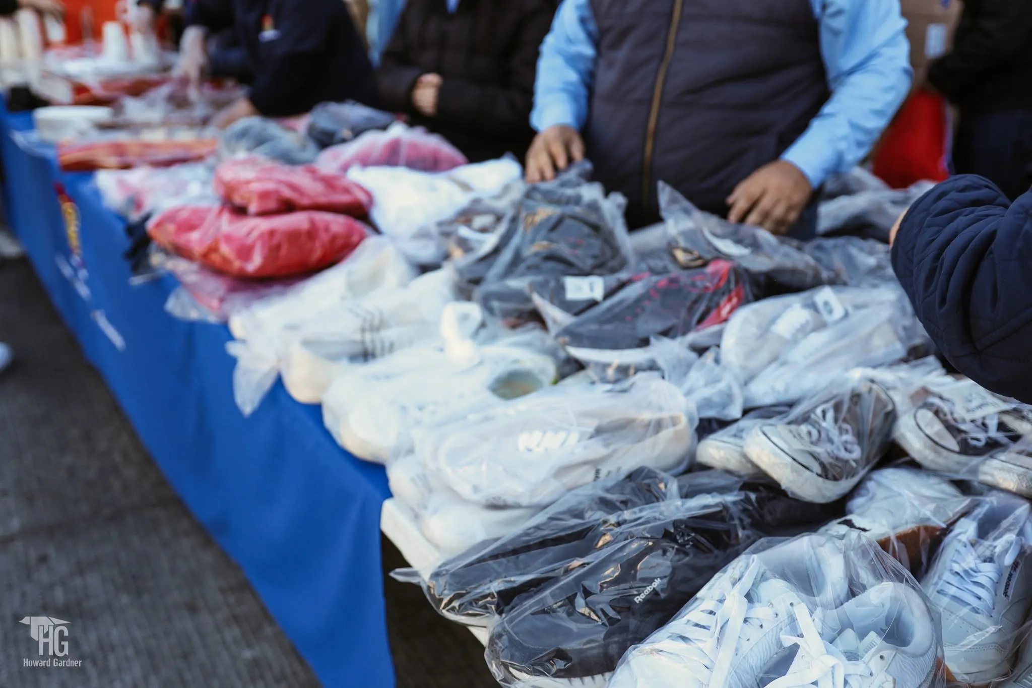 Mesa con tenis y calzado donado, acomodado para la entrega