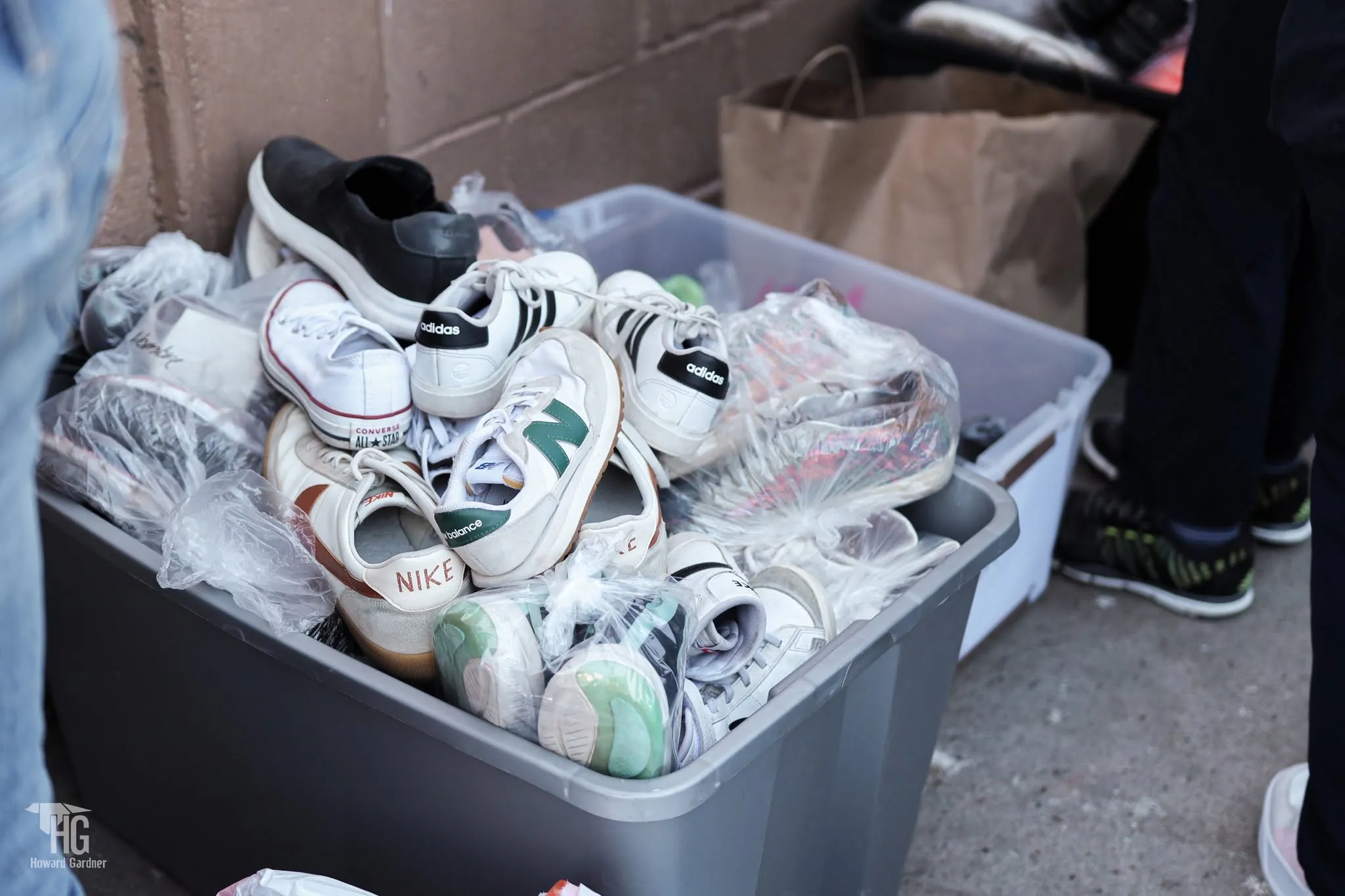 Una caja llena de tenis donados para El Zapatón