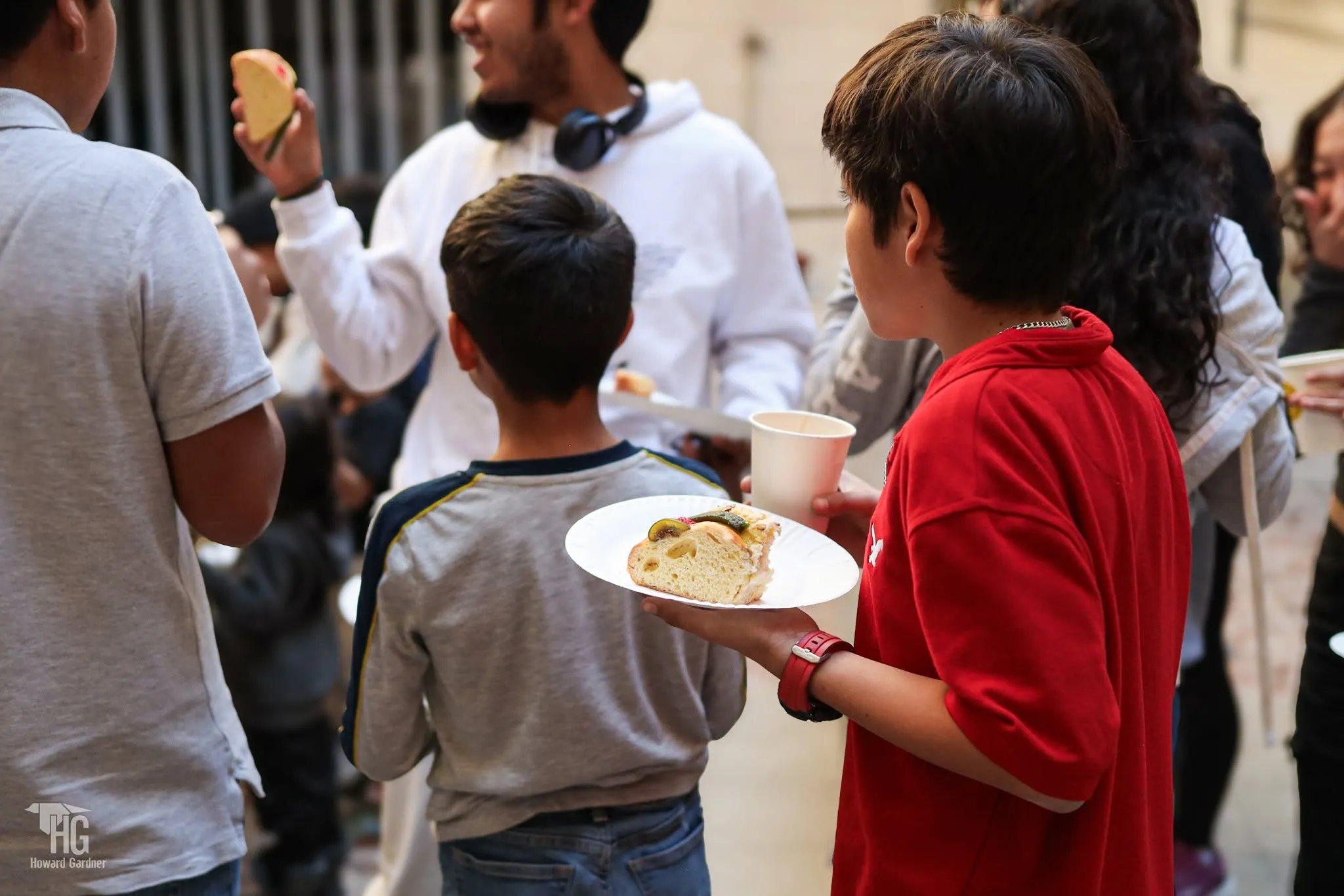 Niños con su plato de comida durante la jornada de El Zapatón